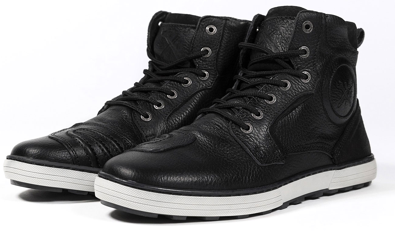 John Doe Shifter, chaussures