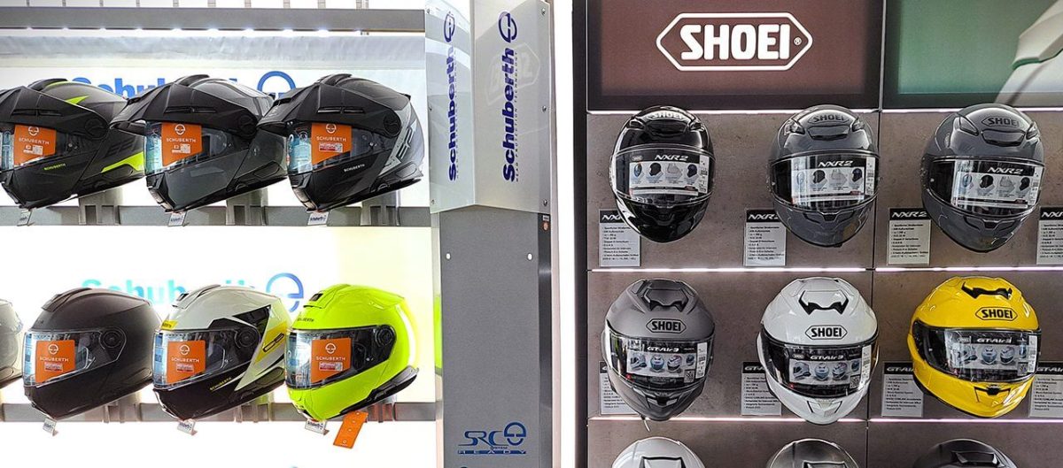 Perfekten Integralhelm motoin Showroom ©Tobias Höfer